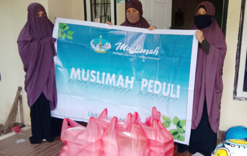 Muslimah Wahdah Pinrang Bagikan 390 Paket Buka Puasa di Masa Pandemi