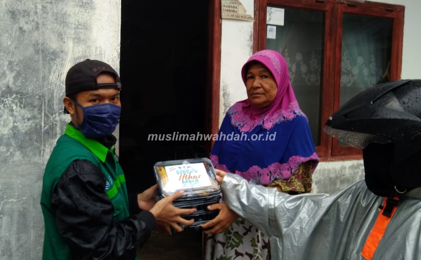 Berbagi di Tengah Pandemi, Muslimah Wahdah Aceh Tebar 500 Paket Ifthar