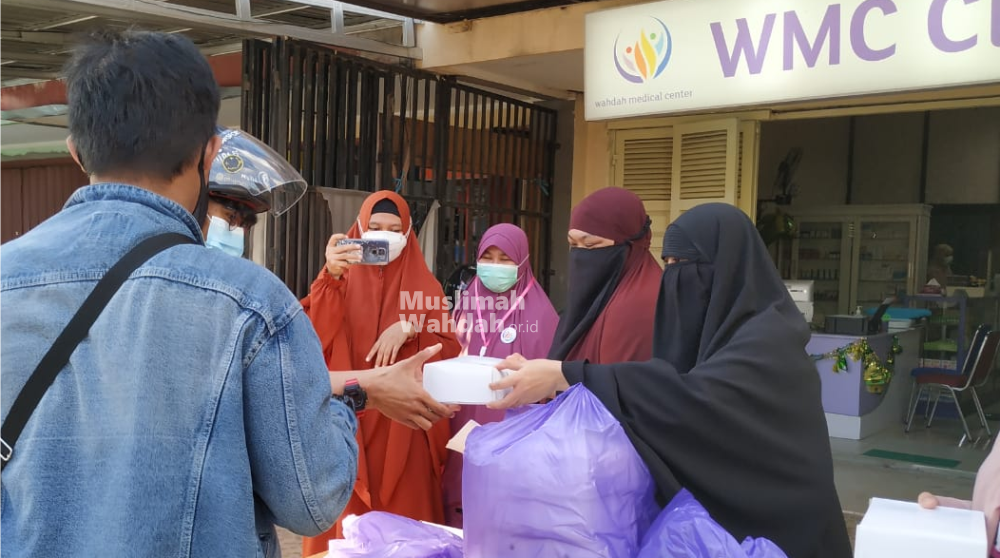 Muslimah Wahdah Palu Tebar 200 Paket Ifthar di Hari Ketiga Ramadhan