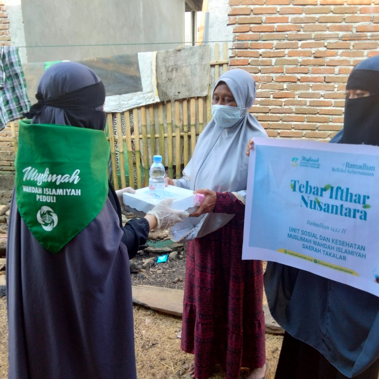 Muslimah Wahdah Islamiyah Daerah Takalar Bagikan 805 Paket Ifthar ke Masyarakat