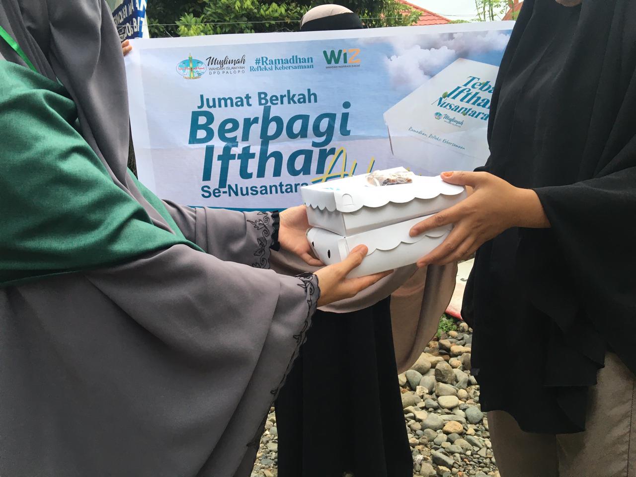 Muslimah Wahdah Palopo Tebar Ifthar  10 Kecamatan Secara Serentak