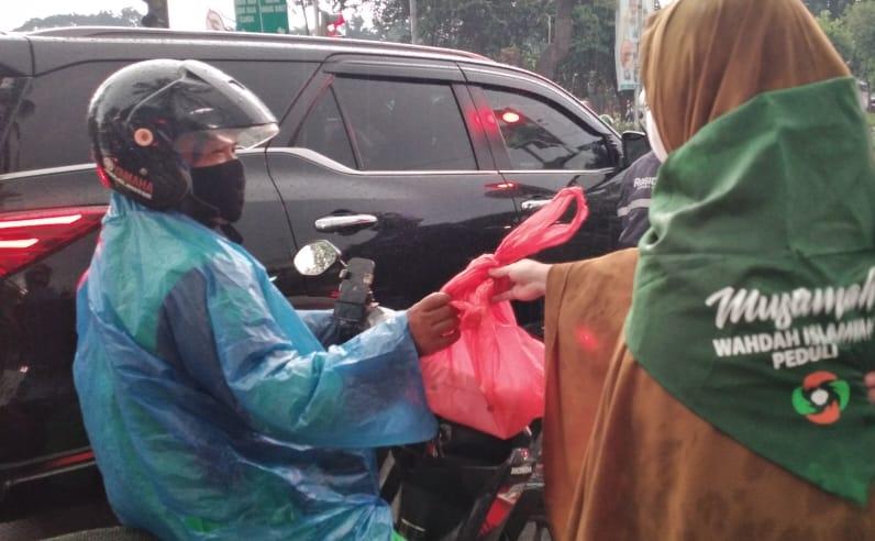 Ditengah Guyuran Hujan, Muslimah Wahdah Jakarta Selatan Tetap Semangat Berbagi Paket Ifthar