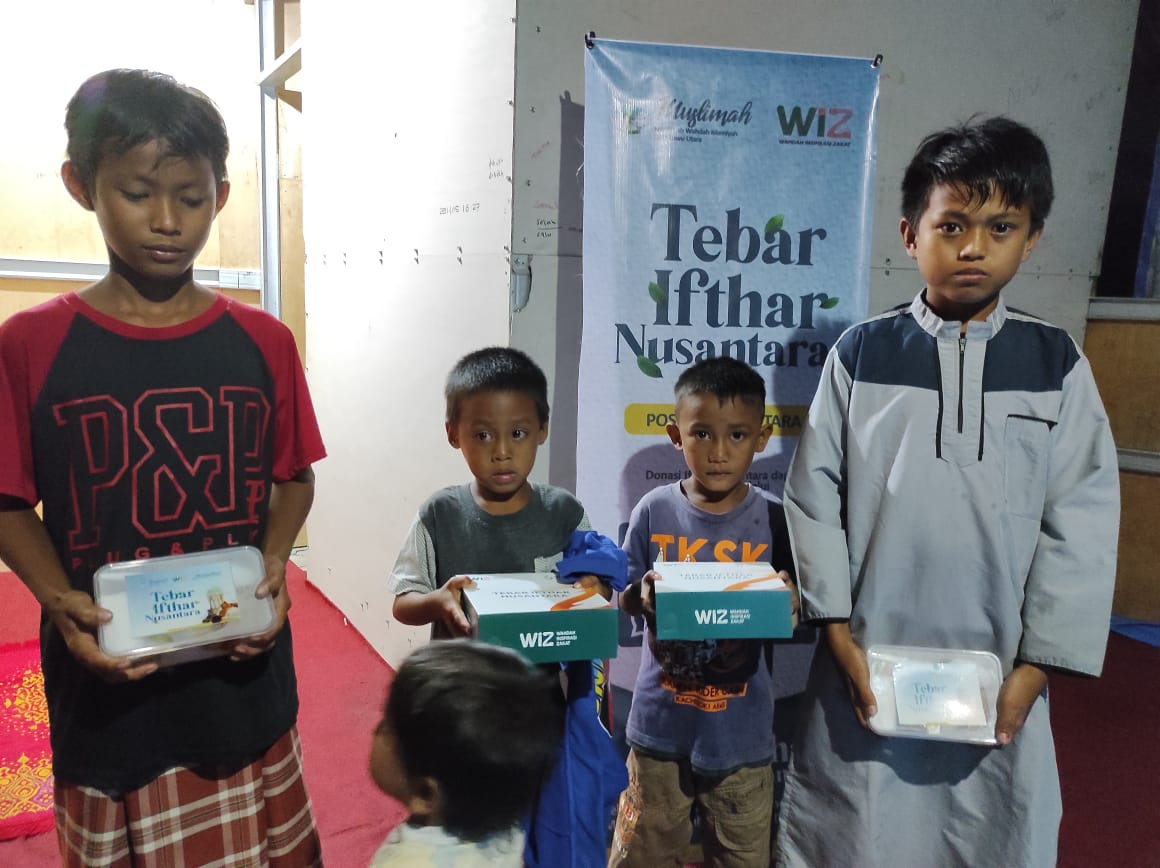 Muslimah Wahdah Luwu Utara Tebar Ifthar di Hunian Sementara Korban Banjir Bandang Masamba