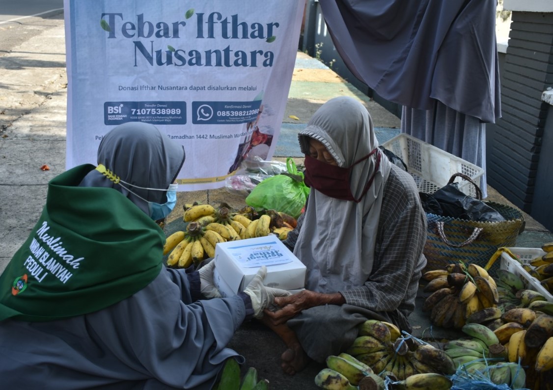 Muslimah Wahdah Islamiyah DPD Wajo Berbagi 776 Paket Ifthar Serentak Di Tujuh Kecamatan