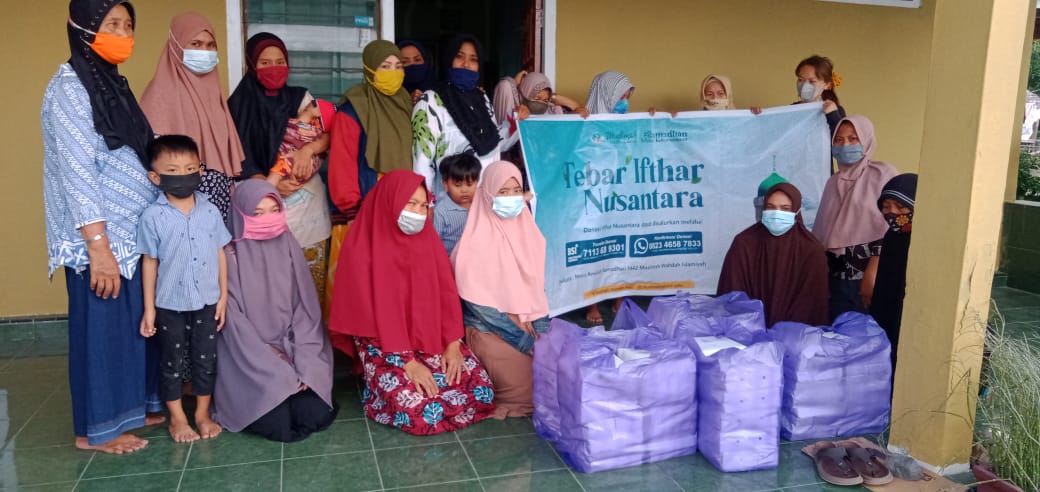 Muslimah Wahdah Palu Sukses Salurkan 1200 Paket Ifthar Dalam 3 Tahap