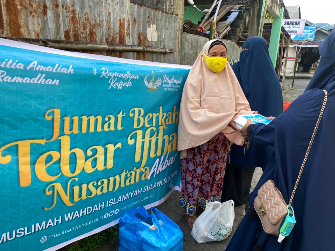 Bangkitkan Semangat Ramadhan Berbagi, Muslimah Wahdah Islamiyah Sulawesi Utara Tebar Ifthar di Kampung Muallaf