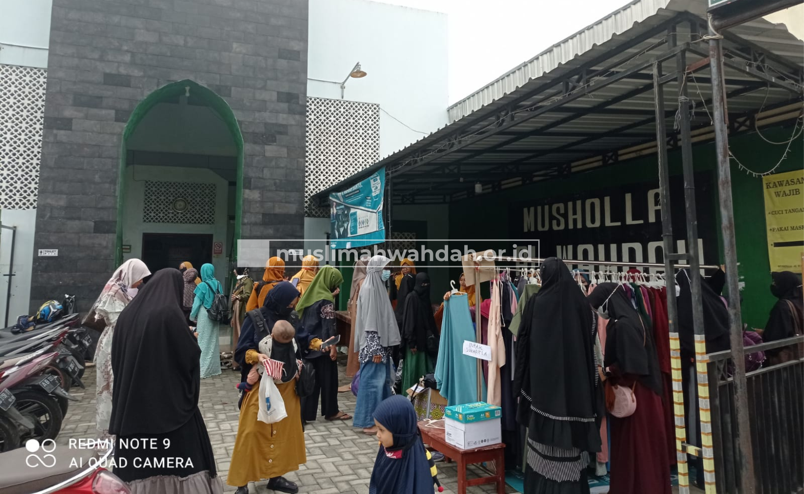 Gelar Semarak Dzulhijjah, Muslimah Wahdah Bantul Adakan Bakti Sosial Pakaian Syar’i Preloved dan Bazar Minyak Goreng Murah