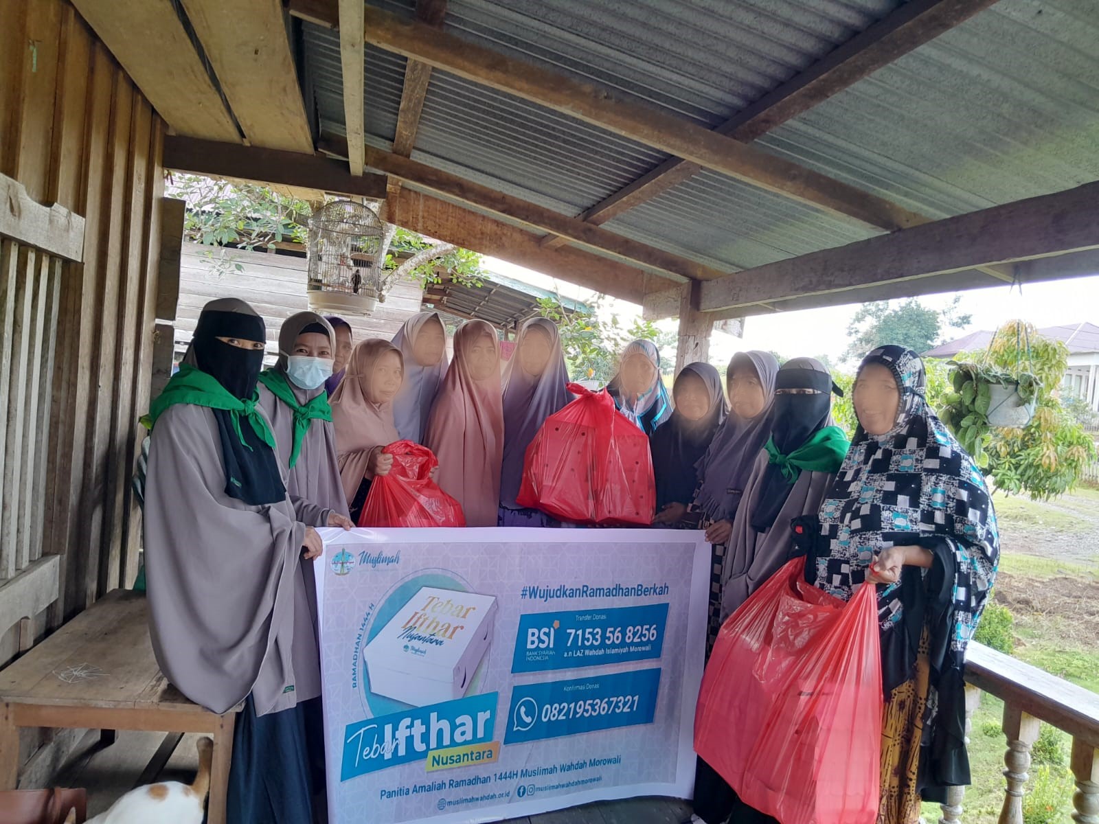 Ramadhan Berkah, Berbagi Dengan Sesama : Muslimah Wahdah Islamiyah Daerah Morowali Salurkan 750 Paket Iftar