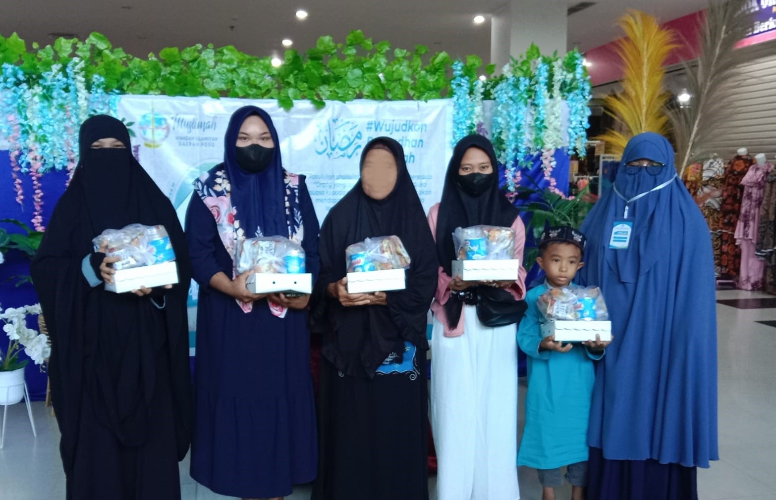 Berbagi Berkah Ramadan Muslimah Wahdah Poso Salurkan 350 Paket Buka Puasa