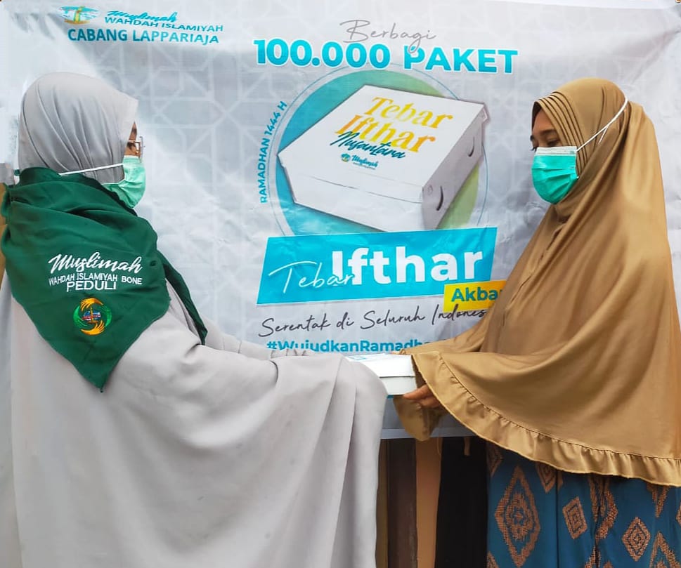 Raih Berkah Ramadan, Muslimah Wahdah Bone Tebar 1.700 Paket Iftar