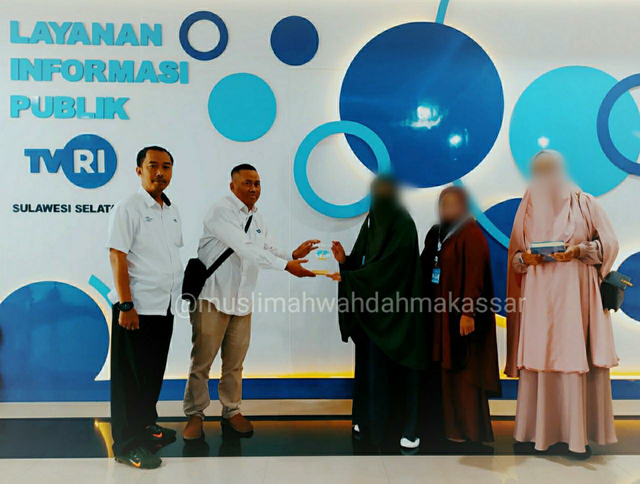 Jalin Silaturahmi, Muslimah Wahdah Makassar Kunjungi TVRI Makassar