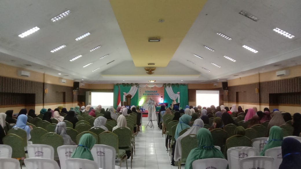 Muslimah Wahdah Majene Bergerak Bersama Tuntaskan Stunting melalui Seminar Kesehatan